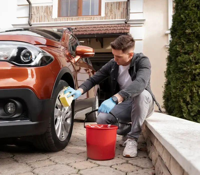 Lavage auto à domicile Leigné-sur-Usseau : professionnel intervenant sur un véhicule